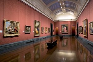 The National Gallery - London - Renaissance-Galerie: Ein prachtvoller Galerieraum mit tiefroten Wänden und Gemälden der italienischen Renaissance