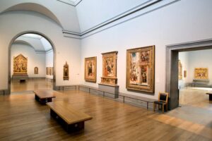 The National Gallery - London - Sainsbury Wing: Der helle, moderne Ausstellungsbereich für Sakralkunst der Frührenaissance