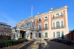 The Wallace Collection - London - Außenansicht - Hertford House: Die beeindruckende rote Backsteinfassade des Stadtschlosses mit dem von Säulen getragenen Haupteingang