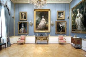 The Wallace Collection - London - West Zimmer: Ein eleganter Saal mit hellblauen Seidentapeten, vergoldeten Bilderrahmen und Meisterwerken der Porträtmalerei des 18. Jahrhunderts