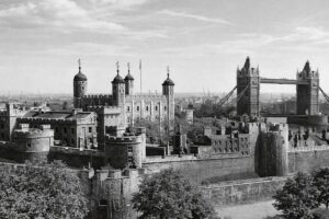 Tower of London - Historische Schwarz-Weiß-Aufnahme: Blick auf die Festung und die Tower Bridge um 1930