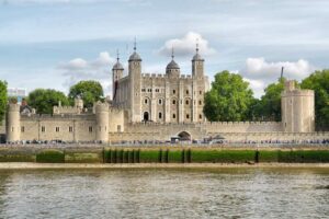 Tower of London - Außenansicht: Die historische Festung mit dem markanten White Tower, gesehen vom Ufer der Themse