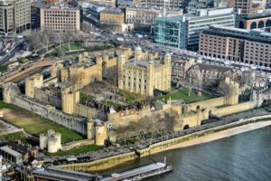 Tower of London - Luftaufnahme: Die gesamte historische Festungsanlage mit dem White Tower und den umschließenden Mauern aus der Vogelperspektive