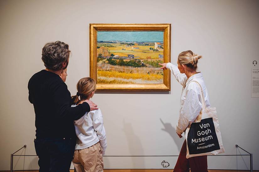 Van Gogh Museum - Amsterdam - Ausstellung mit dem Gemälde Harvest at La Crau
