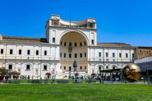 Vatikanische Museen - Vatikan - Cortile della Pigna (Pinienhof) mit der Bronzekugel von Arnaldo Pomodoro