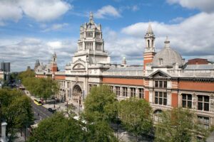 Victoria and Albert Museum (V&A) - South Kensington - Außenansicht: Das imposante Backstein- und Terracottagebäude mit seinen markanten Türmen und Kuppeln