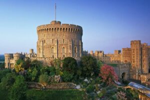 Windsor Castle - London - Außenansicht: Blick auf die majestätische Residenz der britischen Monarchen mit dem Round Tower (runden Turm) und den historischen Schlossmauern