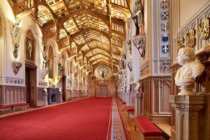 Windsor Castle - London - St George's Hall: in beeindruckender Festsaal mit hunderten Ritterwappen an den Wänden und der Decke