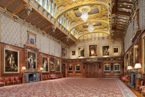 Windsor Castle - London - Waterloo Chamber: Ein herrschaftlicher Saal, geschmückt mit einer beeindruckenden Porträtgalerie bedeutender Staatsmänner und Generäle der napoleonischen Ära